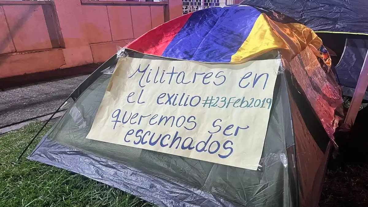 EXMILITARES VENEZOLANOS en HUELGA de HAMBRE: se plantaron en la sede de ACNUR en BOGOTÁ denunciando persecución