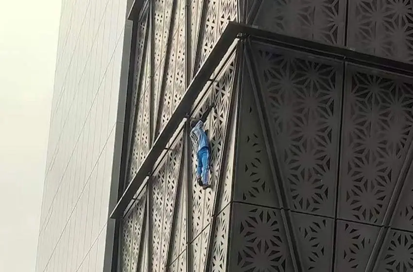 Pánico en las alturas: un influencer polaco fue rescatado tras treparse a un edificio de Puerto Madero y quedó detenido