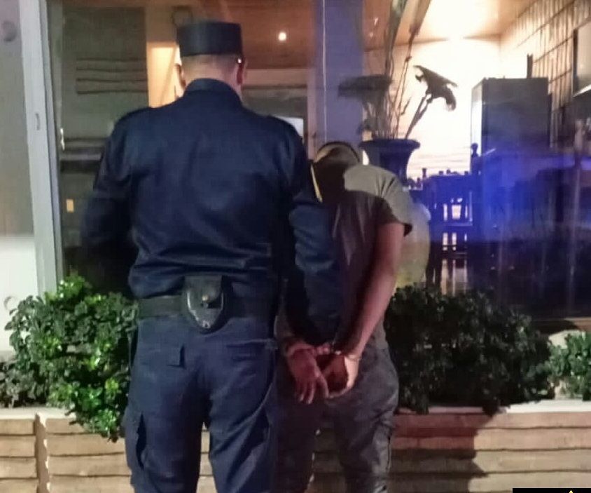 Sorprendieron a un joven mientras intentaba robar un auto en el centro