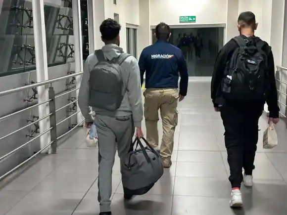 Migración Colombia expulsó a dos ingleses que decían tener una bomba