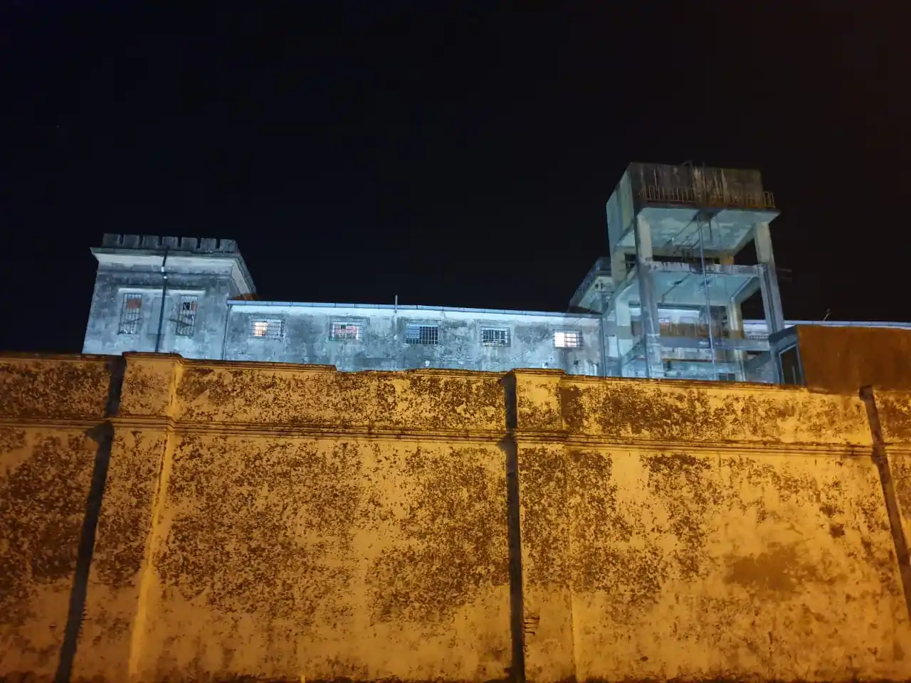 Parte médico del preso que cayó al vacío en la UP2: traumatismo de cráneo, fractura y heridas cortantes 