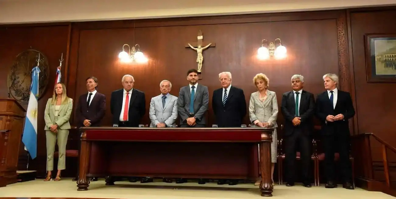 Falistocco encabezó el acto junto al gobernador Pullaro, que lo felicitó al término del discurso, y los demás integrantes de la Corte.