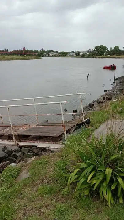 Volvían de un casamiento, discutieron y volcaron en el río Quequén: la mujer murió