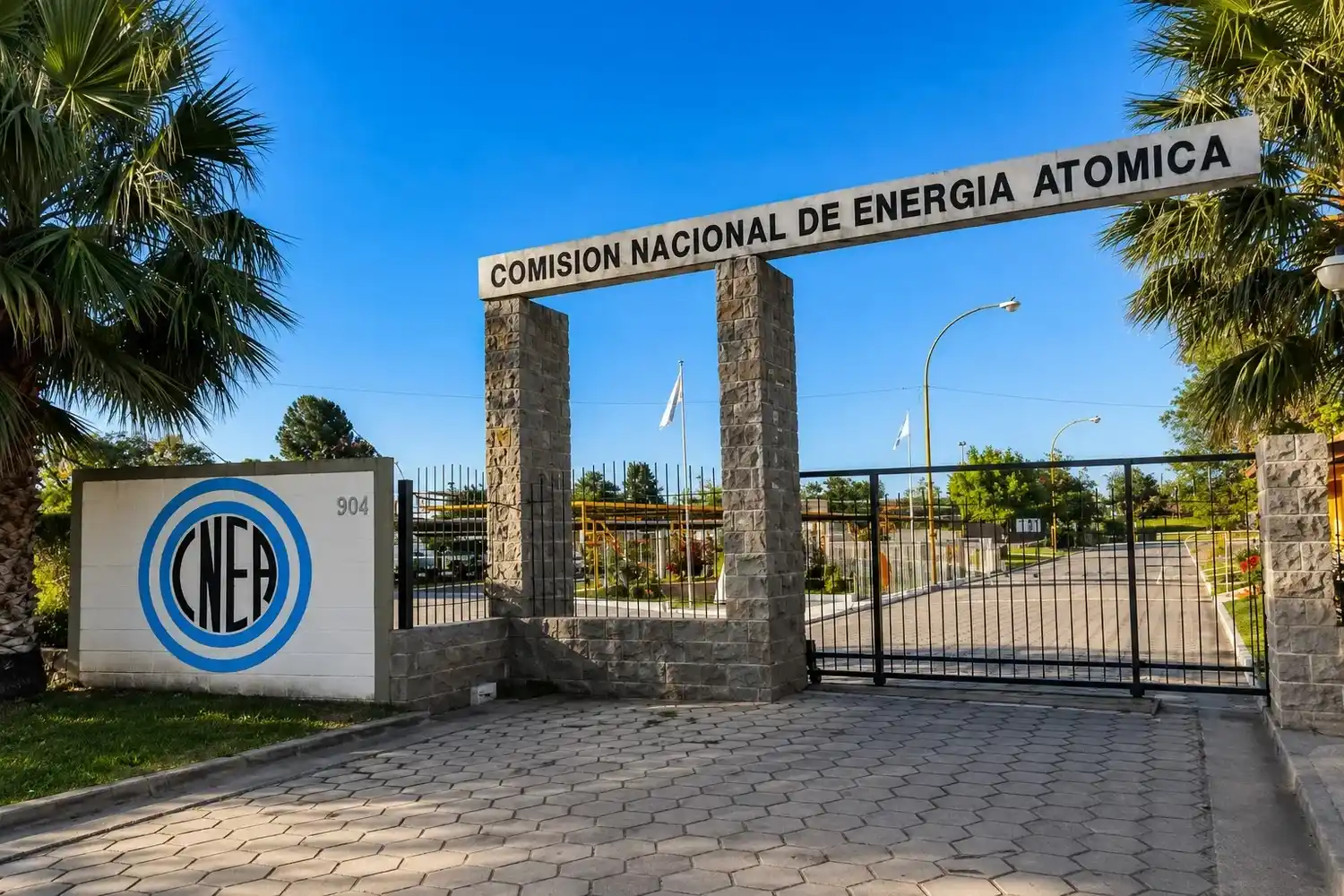 El Gobierno despidió a más de 100 trabajadores de la CNEA y Gendarmería valló la sede central