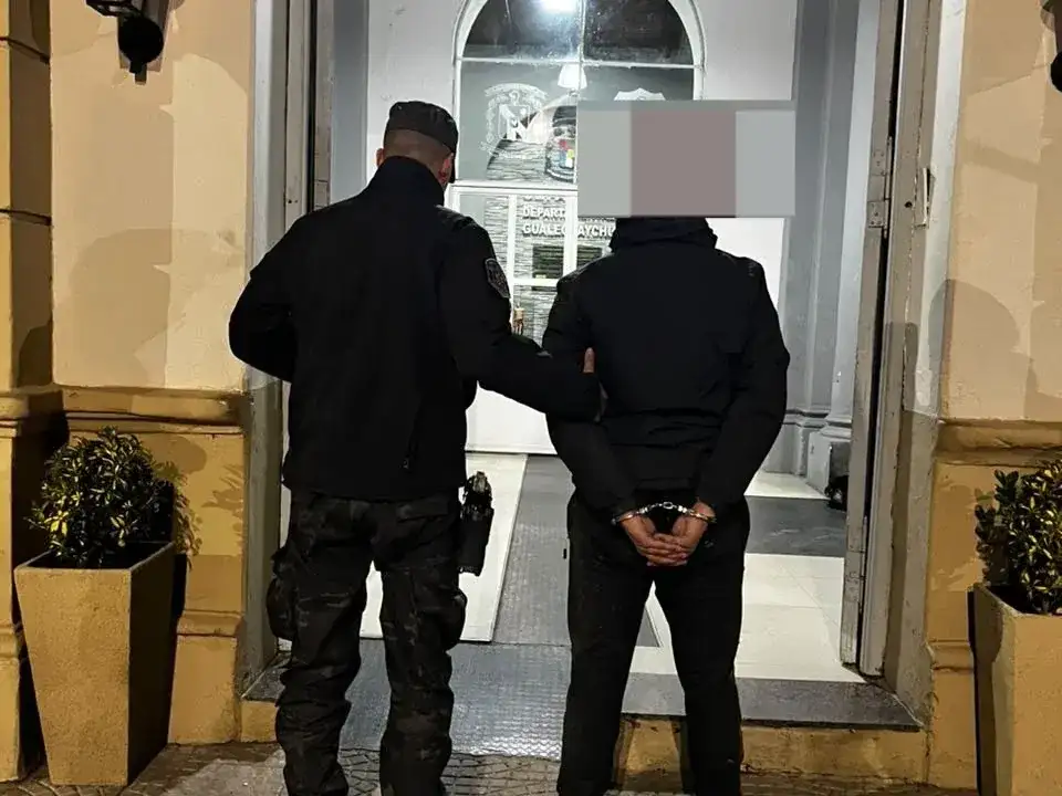 Escapaba de la Policía en una moto robada y terminó chocando contra un patrullero