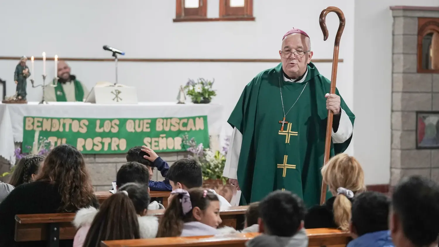 Misa. El obispo en la capilla Jesús Buen Pastor