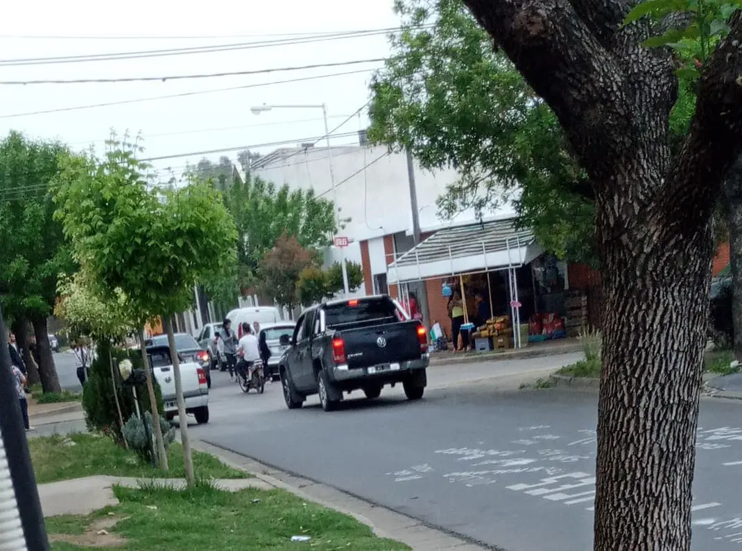 Chocaron y uno de los vehículos fue a dar contra la columna de alumbrado