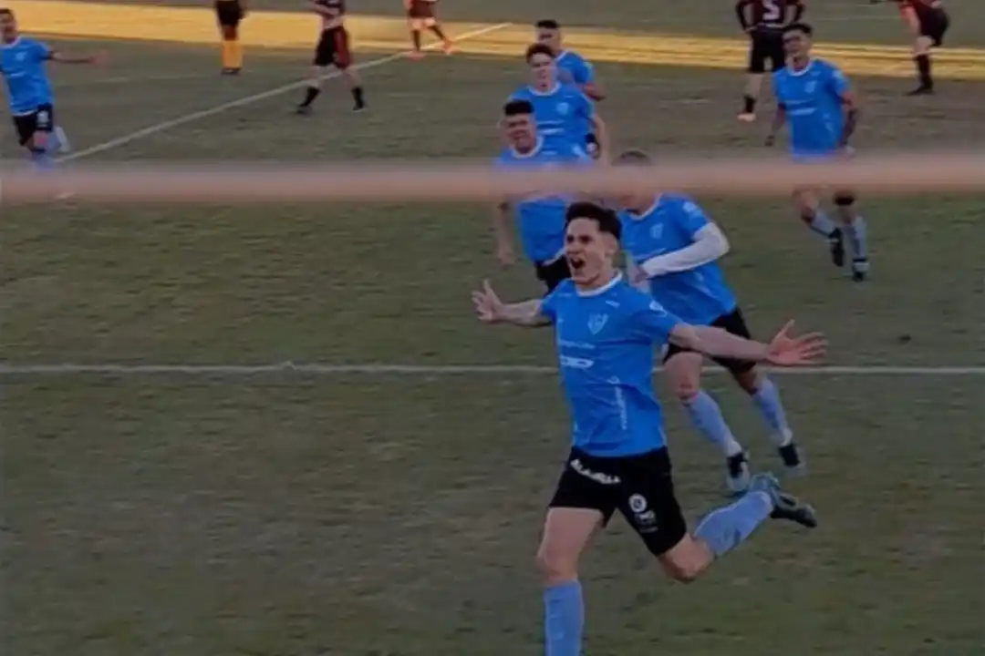 El héroe de la tarde. Bernardo Lorenzetti marcó un doblete para dar vuelta el partido. Foto: Gentileza