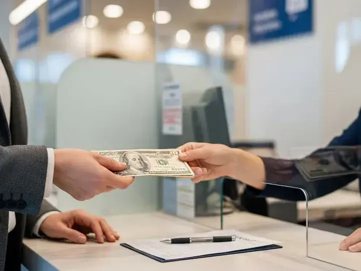 Ahorro bancarizado: Los depósitos en dólares crecieron 10 veces más que en pesos