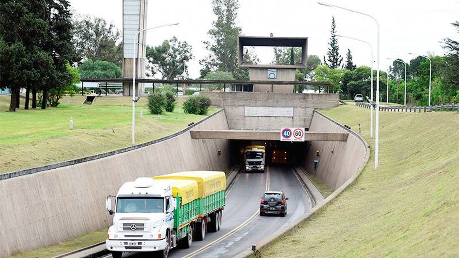 Insólito: por la falta de monedas de $5, aumentó la tarifa del túnel subfluvial