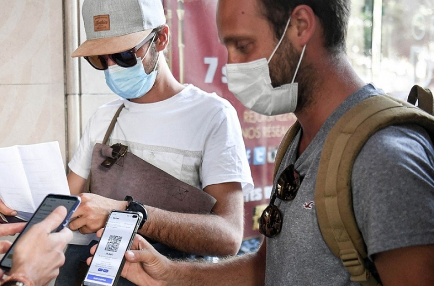 Francia impuso tres días de teletrabajo y endureció las condiciones del pase sanitario