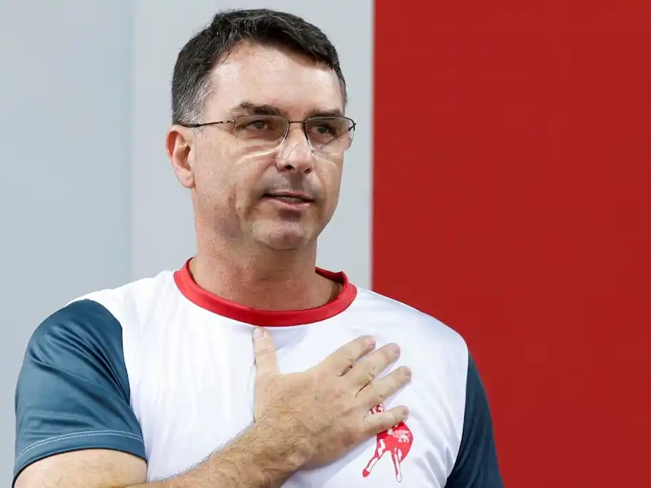 El hijo mayor de Jair Bolsonaro anunció que será candidato presidencial en las elecciones brasileñas de 2026