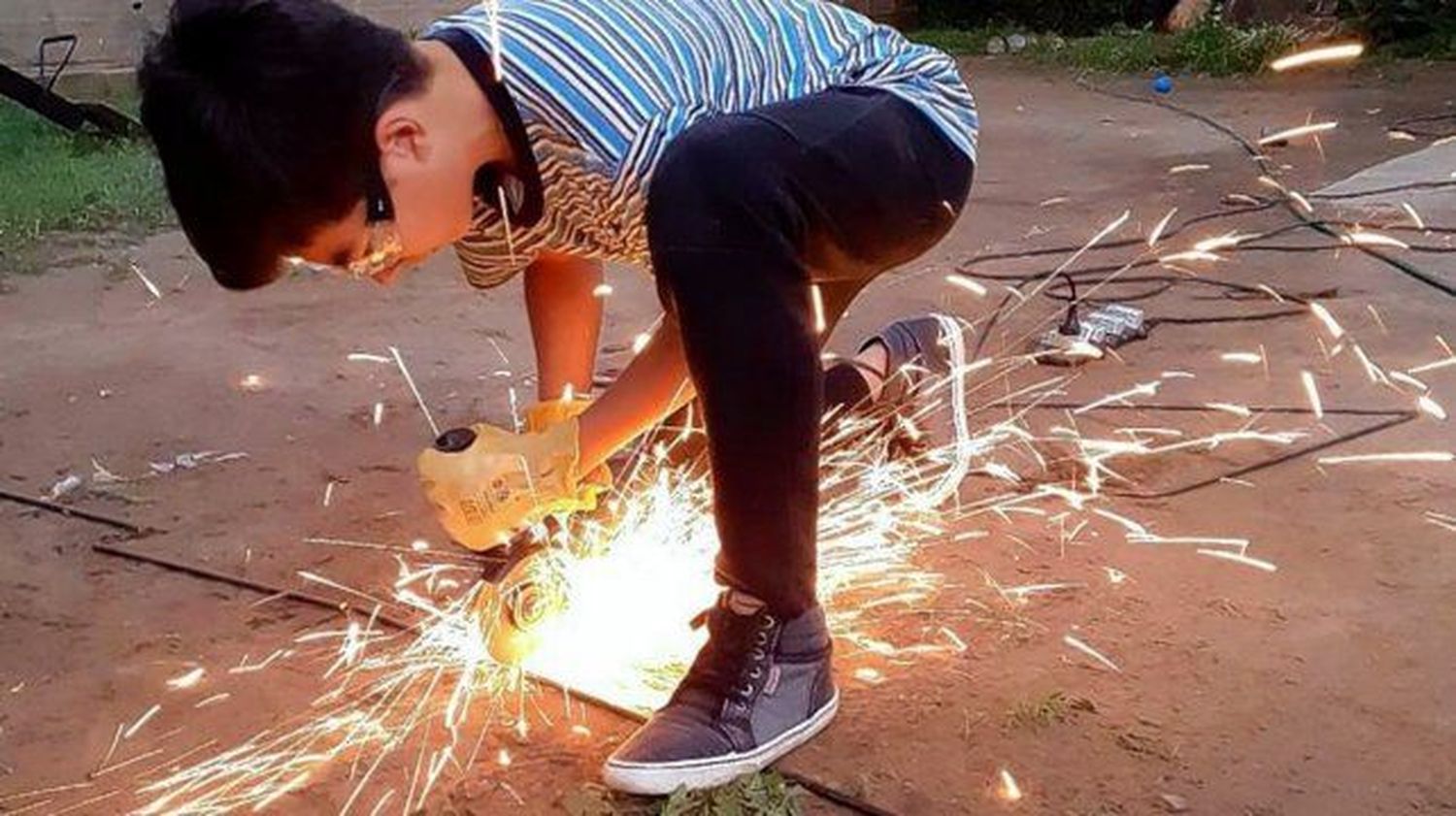 Niño de 12 años diseña arbolitos de Navidad para vender