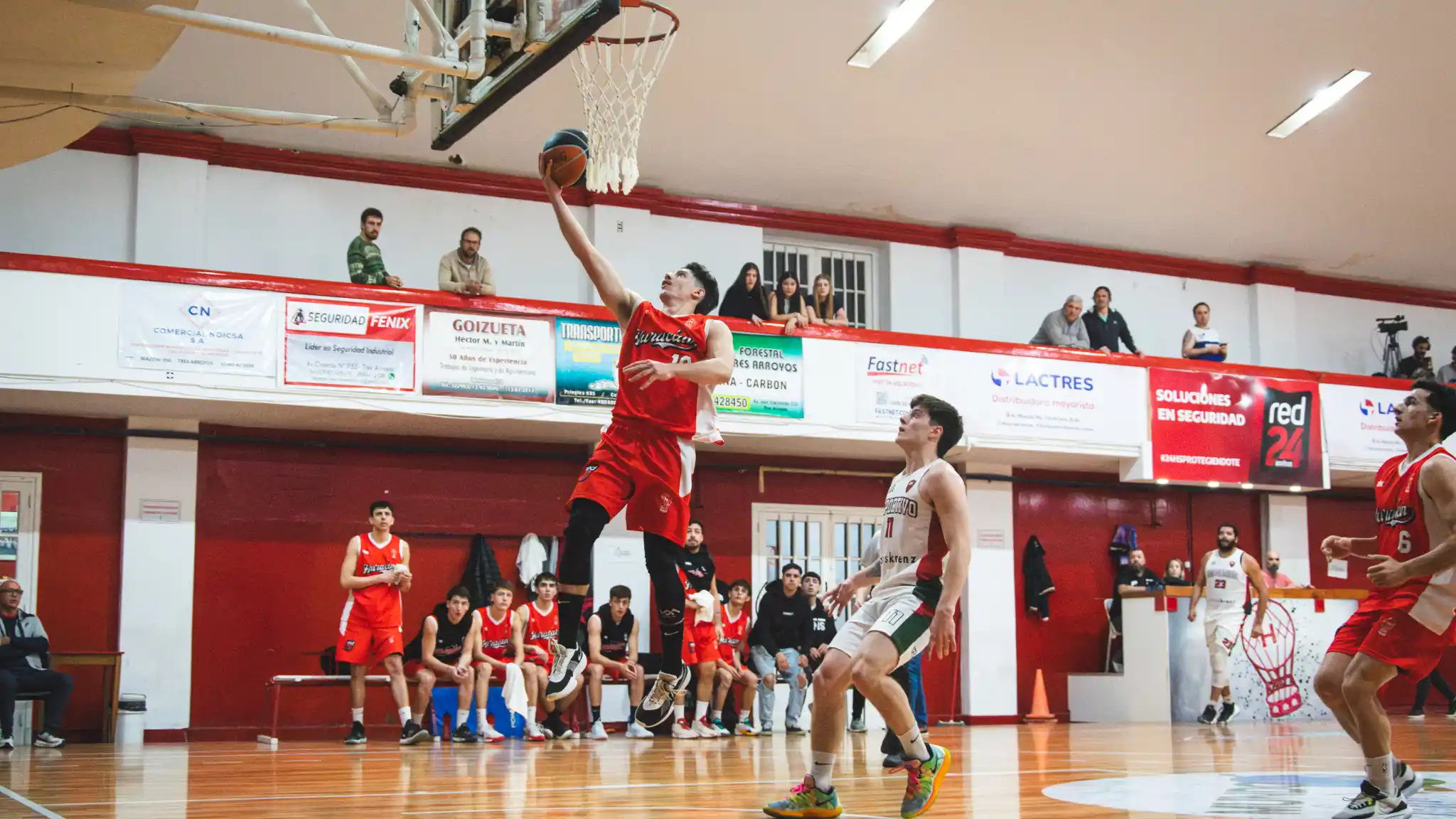 Huracán logró un ajustado triunfo 74-71 frente a Sarmiento de Coronel Suárez
