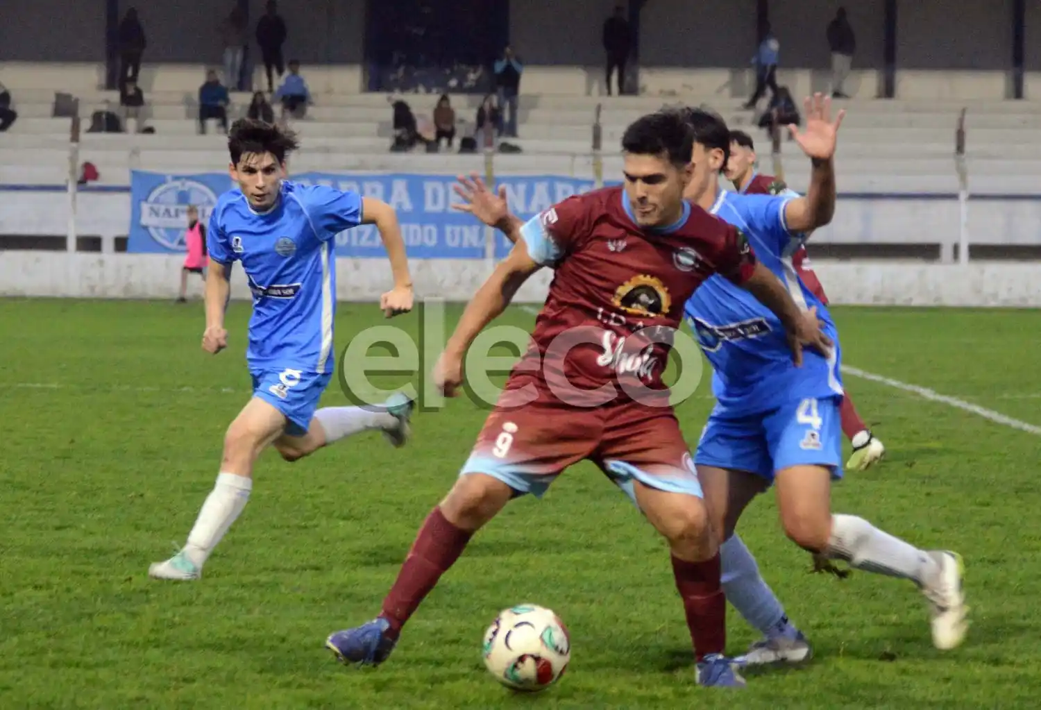 Reynoso, entre González y Quinto, en el partido de ida que jugó Deportivo Tandil.
