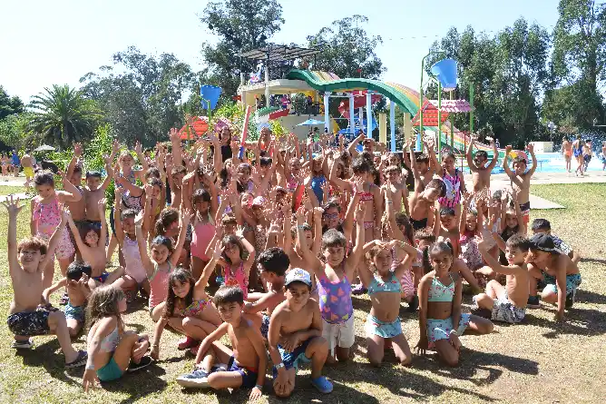 Niños y niñas de la Escuela de Verano disfrutaron de una jornada recreativa en Puerto Aventura