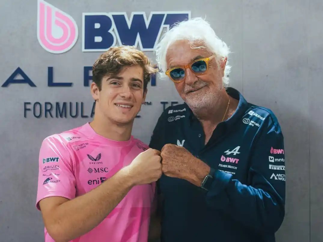 Colapinto y Briatore, tras firmar el acuerdo de continuidad. Foto: Alpine.