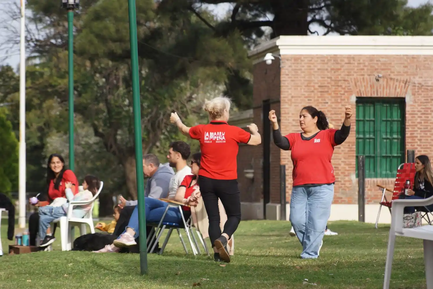 Los vecinos disfrutaron de la música y el baile.