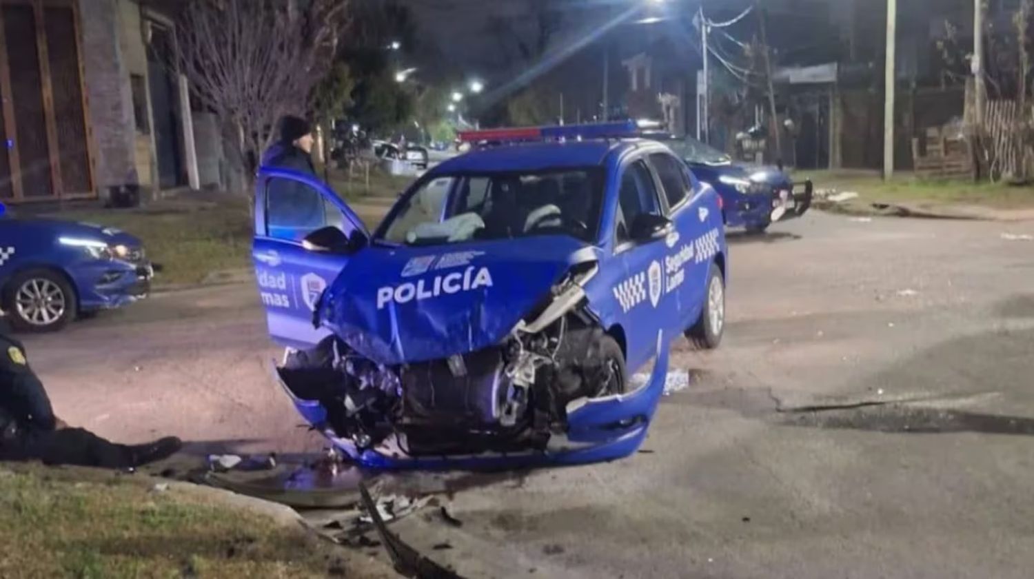 Un policía murió y otros tres resultaron heridos tras un brutal choque entre dos patrulleros en Lomas de Zamora