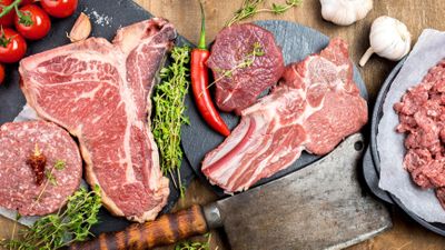 Carne por las nubes: los cortes desconocidos y baratos para la parrilla o las milanesas