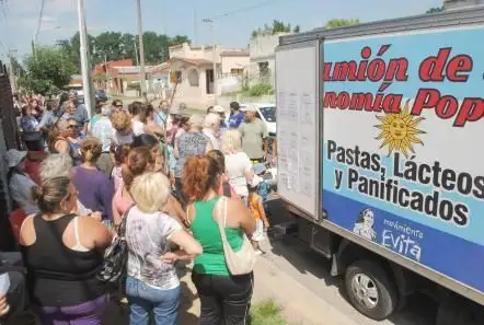 Con precios accesibles y sorteos,  vuelve el camión de la economía popular a Tandil