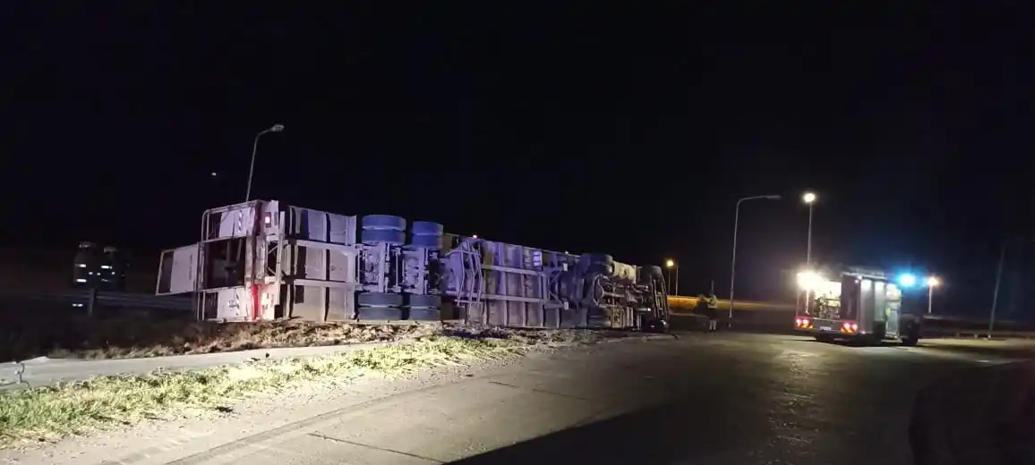 Tuvo problemas con los frenos y al tomar una curva, volcó