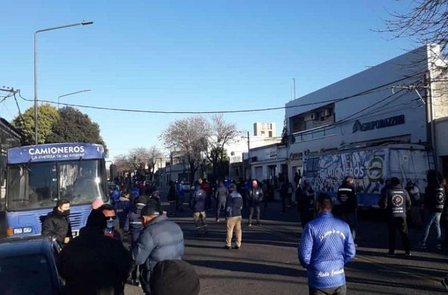 La constructora Razzini cerró sus puertas por el bloqueo del Sindicato de Camioneros