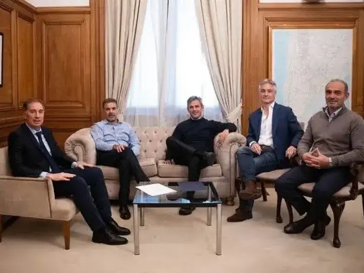 La mesa de LLA y el PRO.