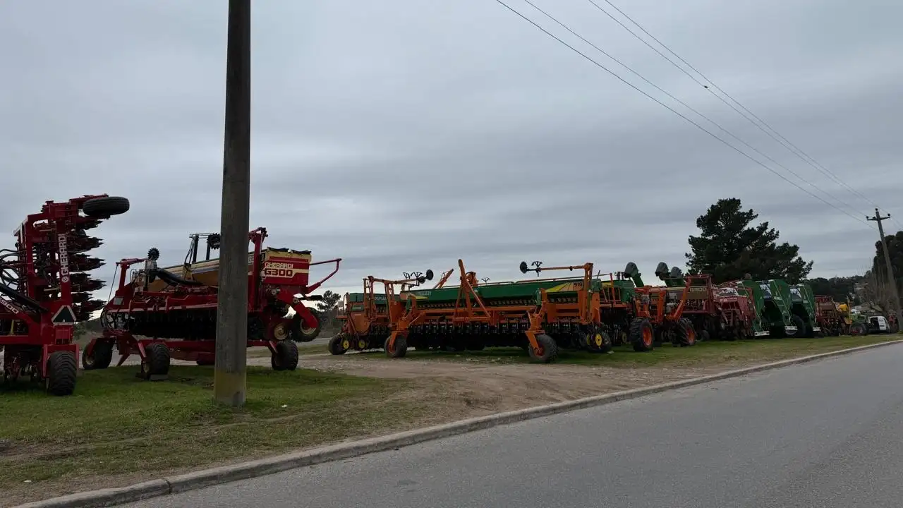 Dos empresas que mantienen sus maquinarias agrícolas en exhibición sobre bulevares de la Ruta Nacional 226 accedieron a terrenos para trasladarlas del lugar.
