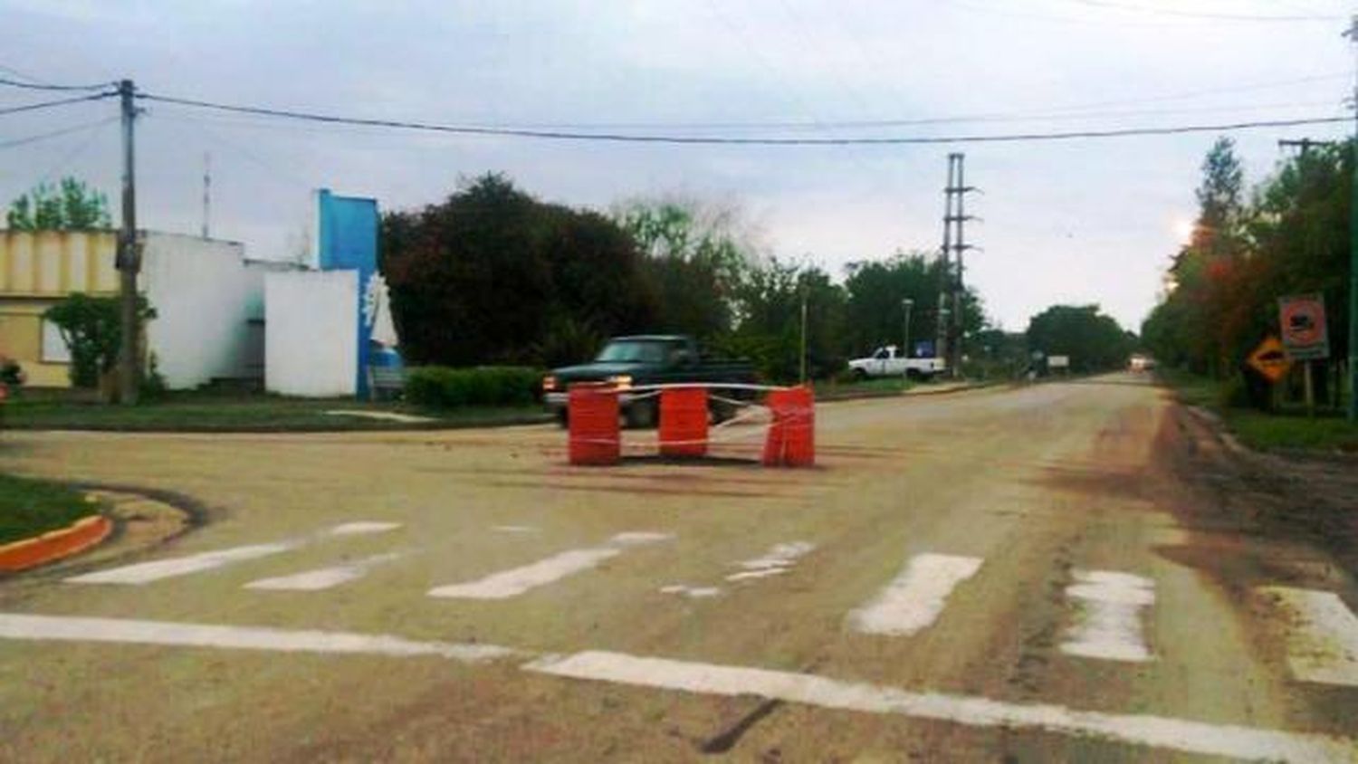 Galarza. Se coloca una mini rotonda y poste de iluminación led