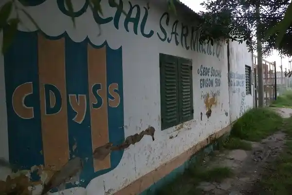 Robaron una cámara  y trataron de entrar a la utilería del club Sarmiento