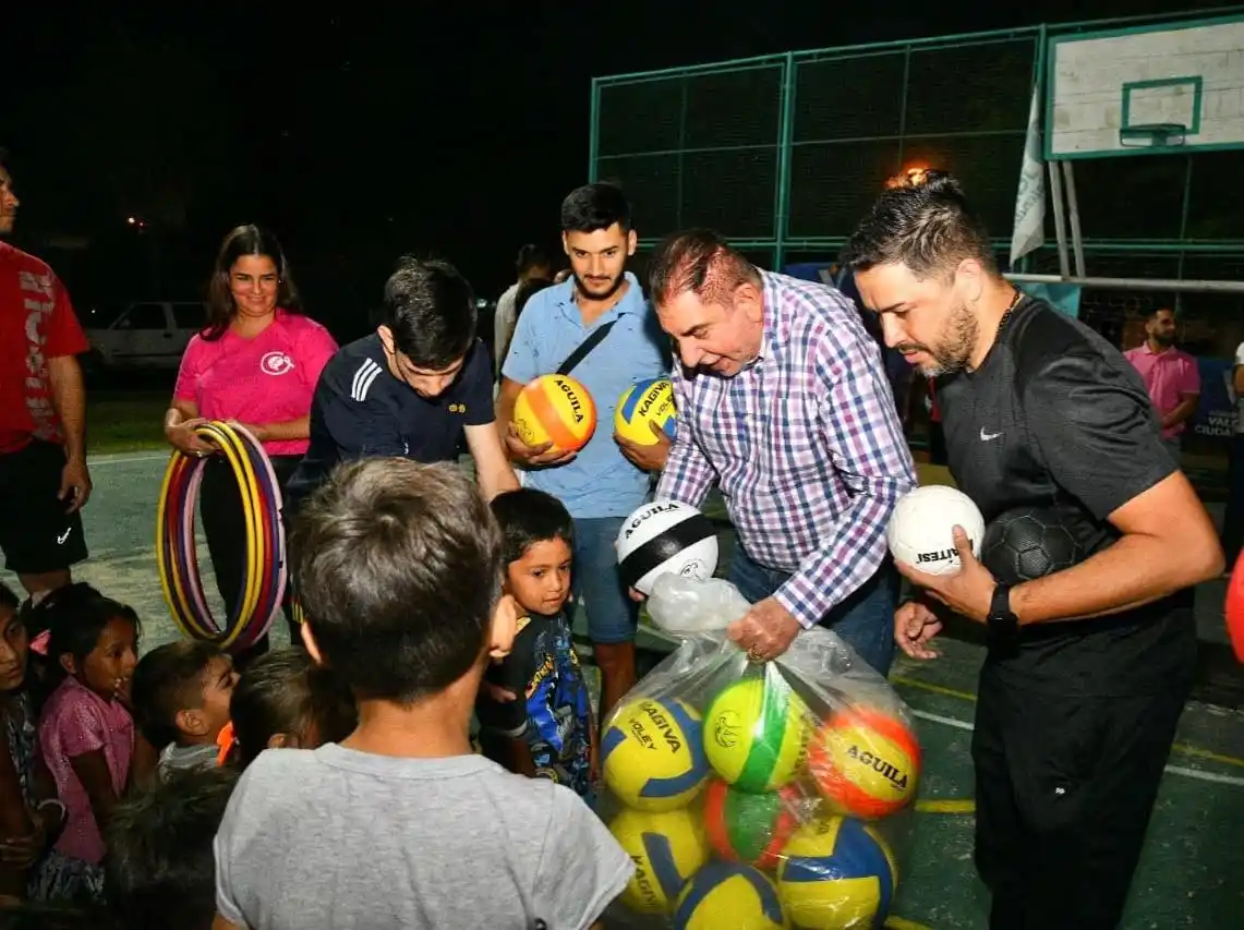 Jofré visitó un playón en el barrio San Antonio y entregó elementos deportivos