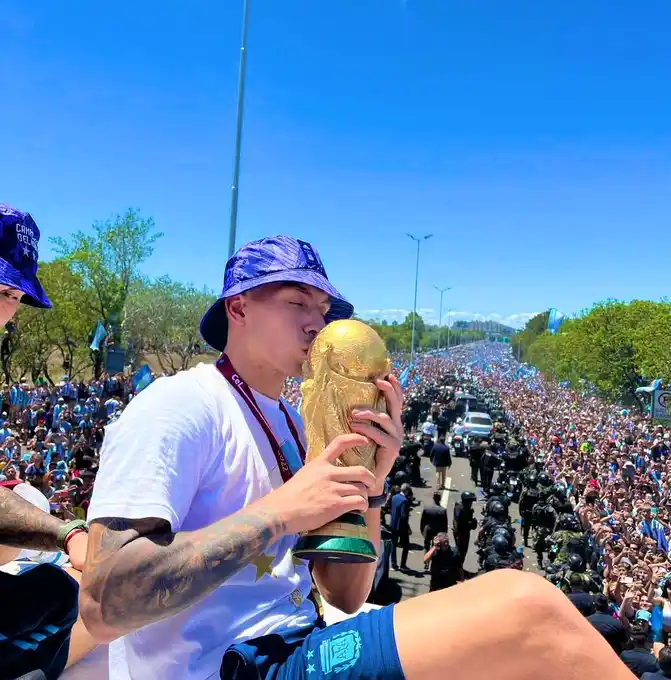 Lisandro Martínez en la caravana de los campeones: "¡No busquen dinero, busquen gloria!"