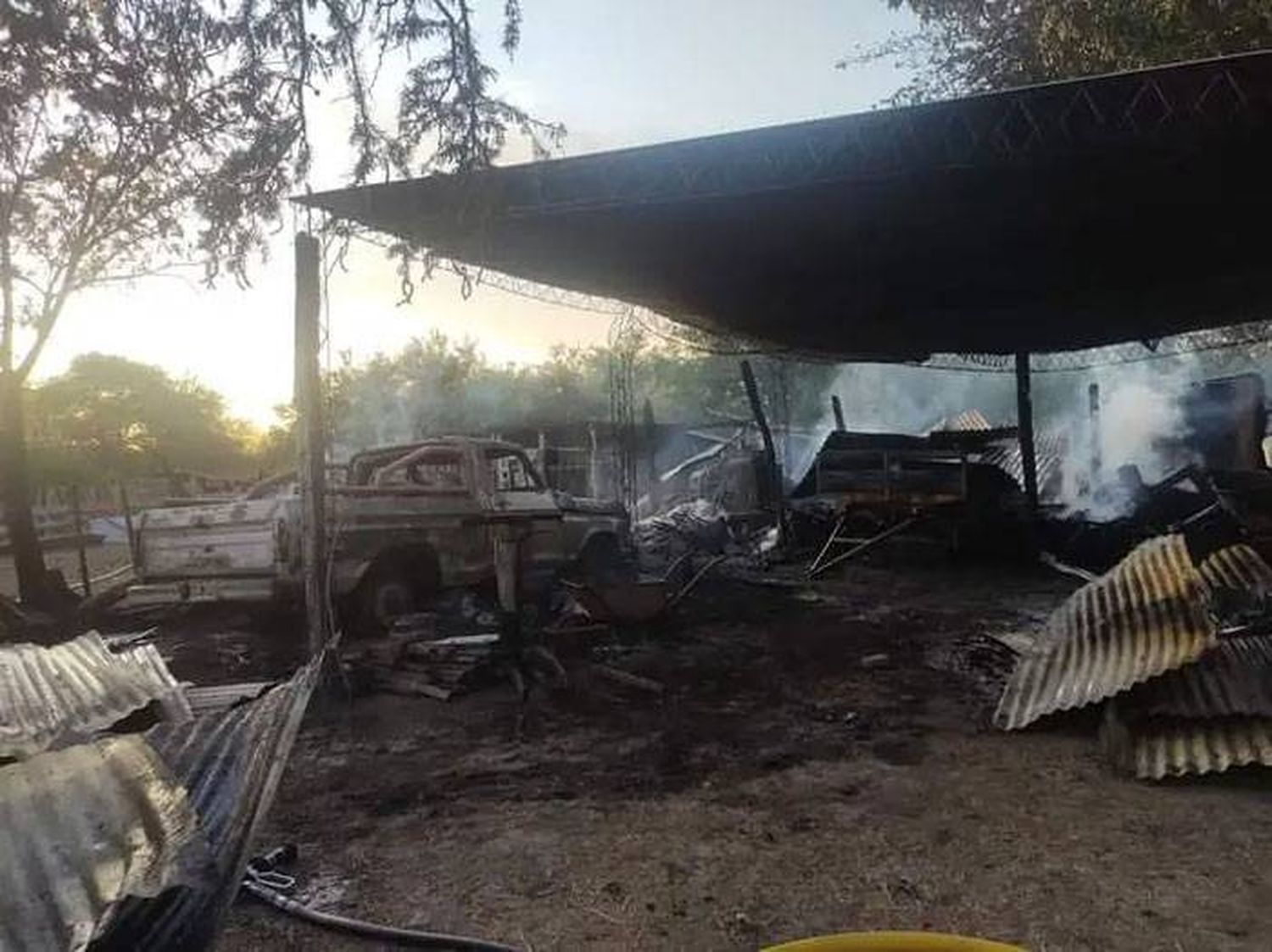 No apagaron las brasas del asado  de Año Nuevo y el fuego  consumió un galpón