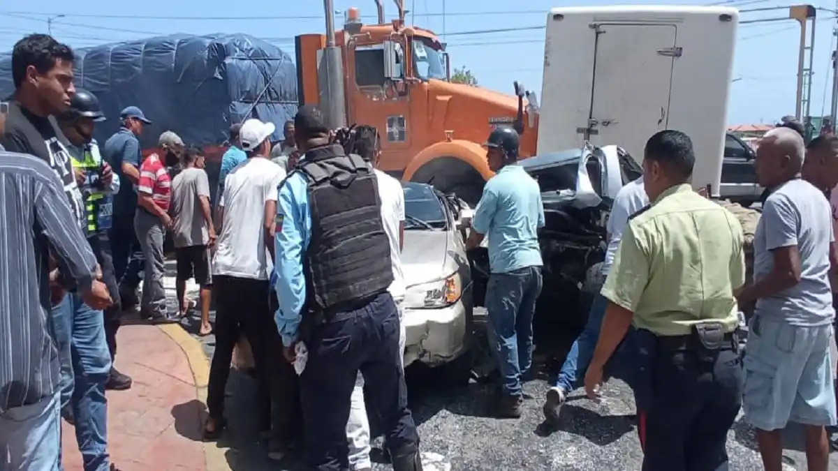 GANDOLA SIN CONTROL se lleva varios vehículos en La Guaira