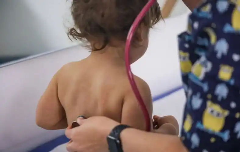 La tos ferina afecta principalmente a bebés, niños pequeños y personas no vacunadas.