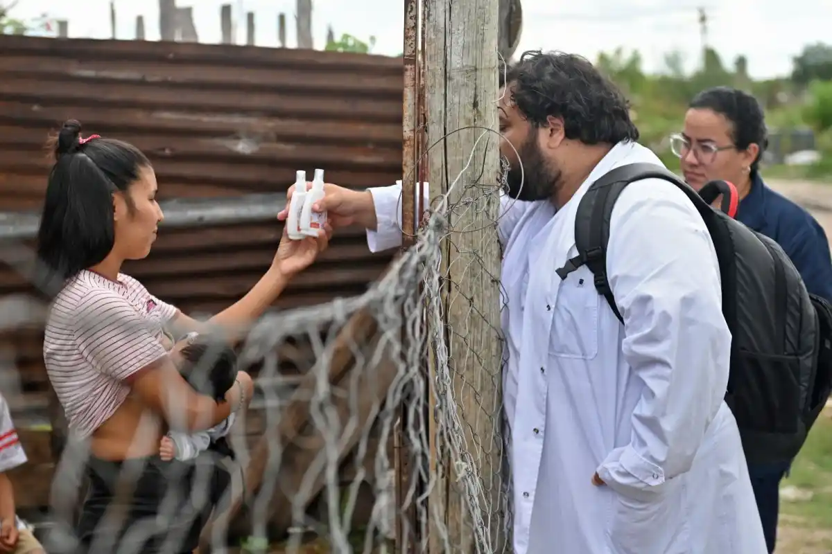 Reparten en los barrios la nueva tanda del repelente fabricado por la UNER