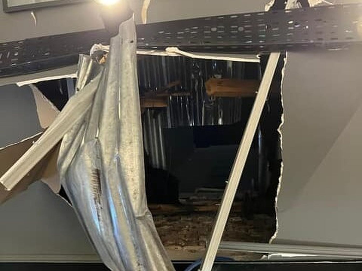 Rompieron el techo de una cafetería con una bolsa de arena arrojada desde un edificio