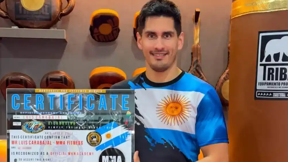 Luis Carabajal posa con el certificado enviado especialmente desde Francia