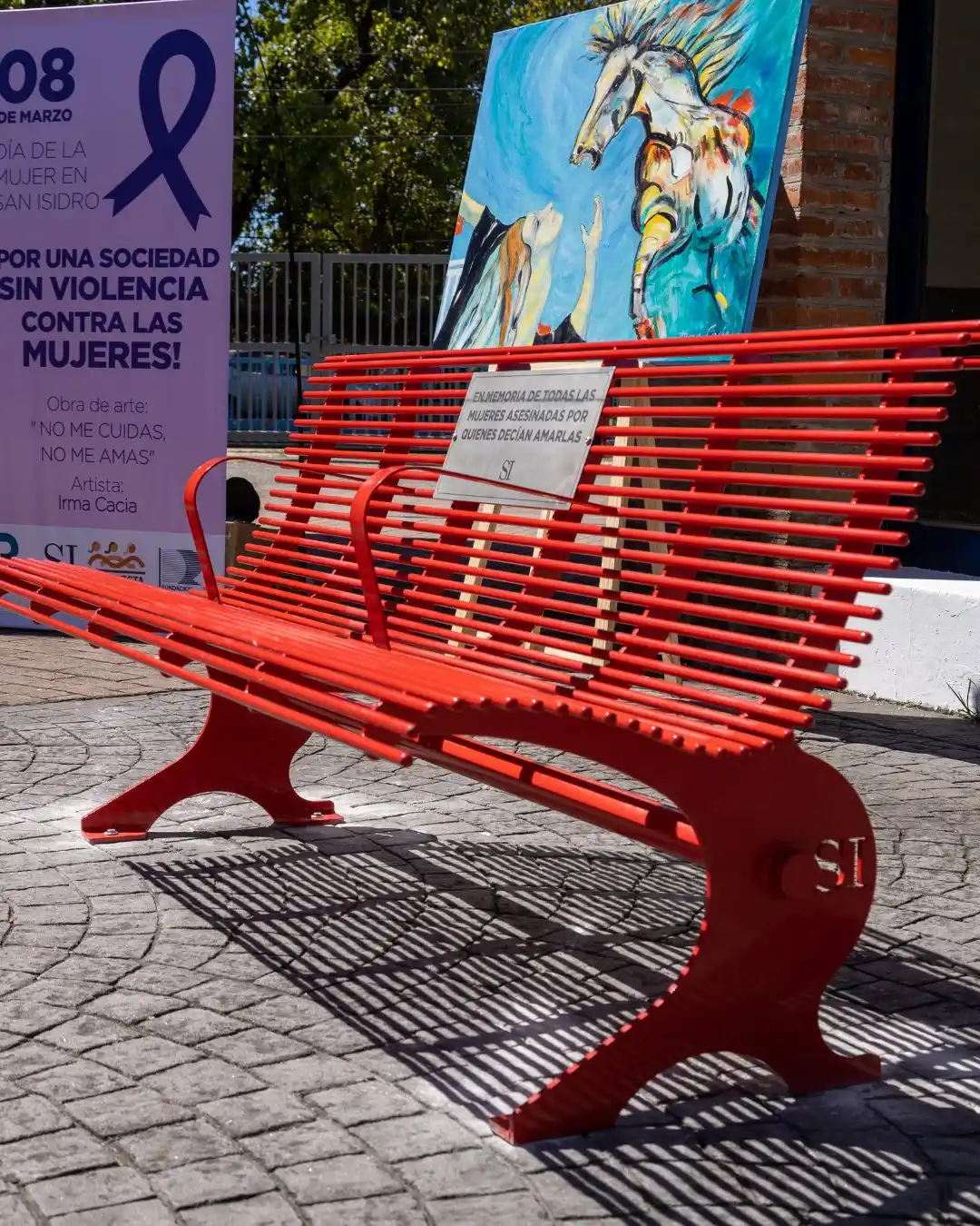 San Isidro sumó el banco rojo número 14 contra la violencia de género