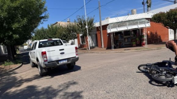 Una camioneta y una moto chocaron en la peligrosa esquina de Rivadavia y Caseros