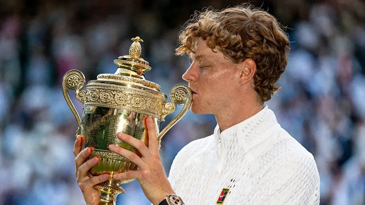 Sinner venció a Zverev, retuvo el título en Wimbledon y llegó a su triunfo 100 de Grand Slam