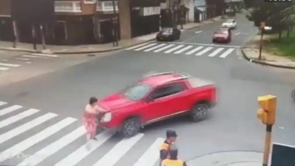 Mujer policía que atropelló a anciana en Ciudadela se justificó: "Confundí el freno con el acelerador"