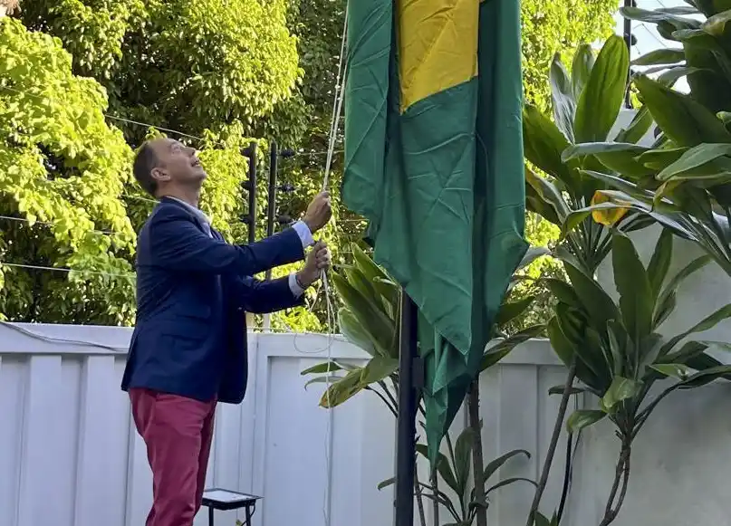 El encargado de Negocios en Venezuela, Andrés Mangiarotti, izó la bandera de Brasil en la sede diplomática nacional antes de partir rumbo a Portugal.