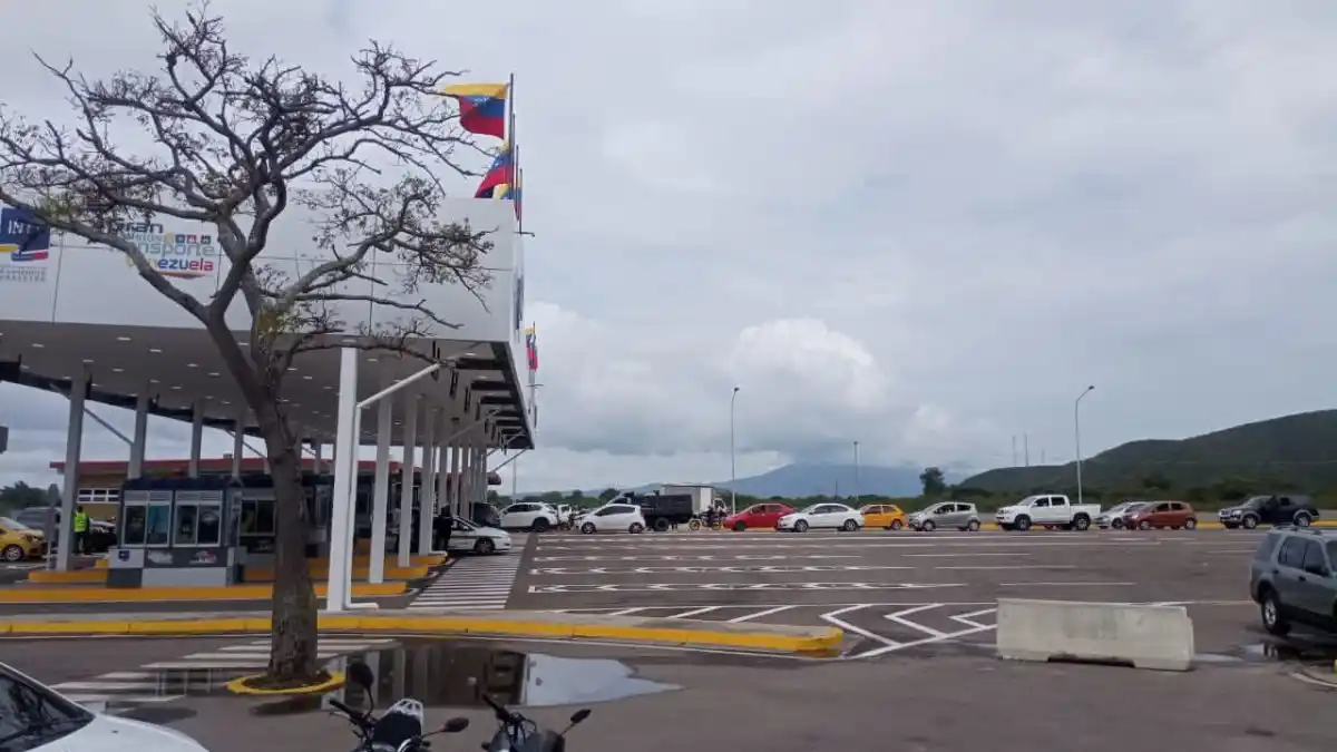 ¡PASARON 1.361 VEHÍCULOS! Así se movió el tránsito en el puente Atanasio Girardot que une a Colombia y Venezuela