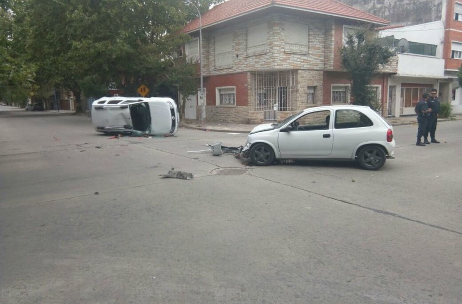 Impactante choque entre autos dejó una persona herida
