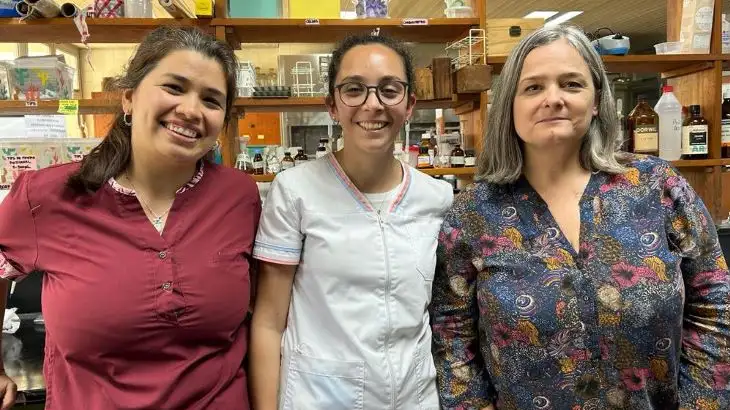 Escobar (centro), estudiante de bioquímica, trabajó sobre el proyecto de hipoglucemiantes naturales.