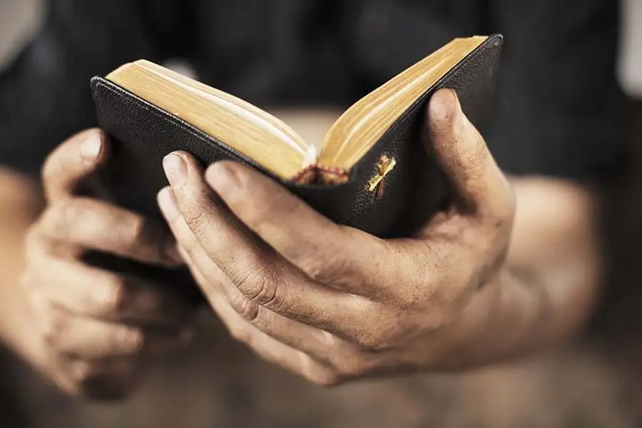 El movimiento evangélico es de origen protestante y, a diferencia del catolicismo, basa la autoridad religiosa en la Biblia y no tienen un Papa
