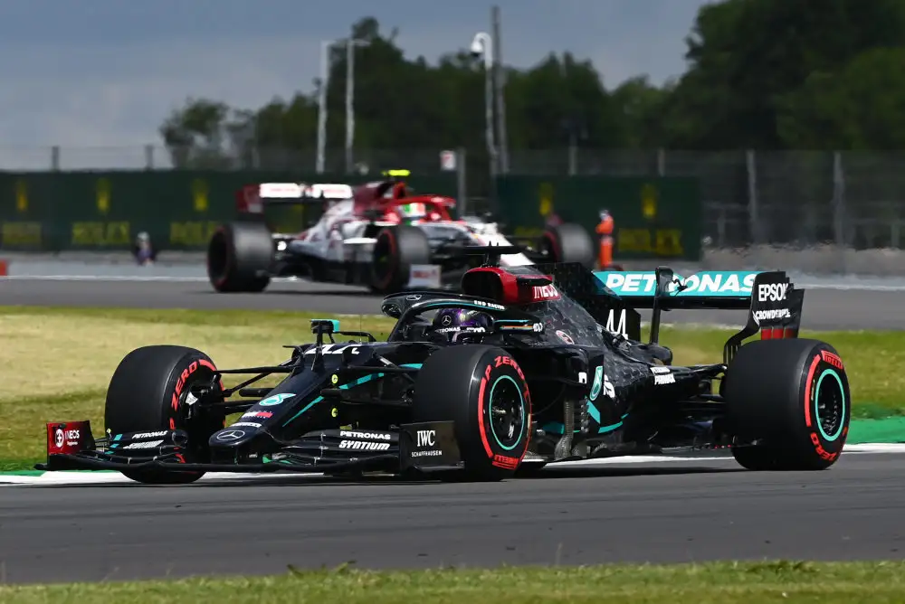 Lewis Hamilton hizo la diferencia y larga adelante