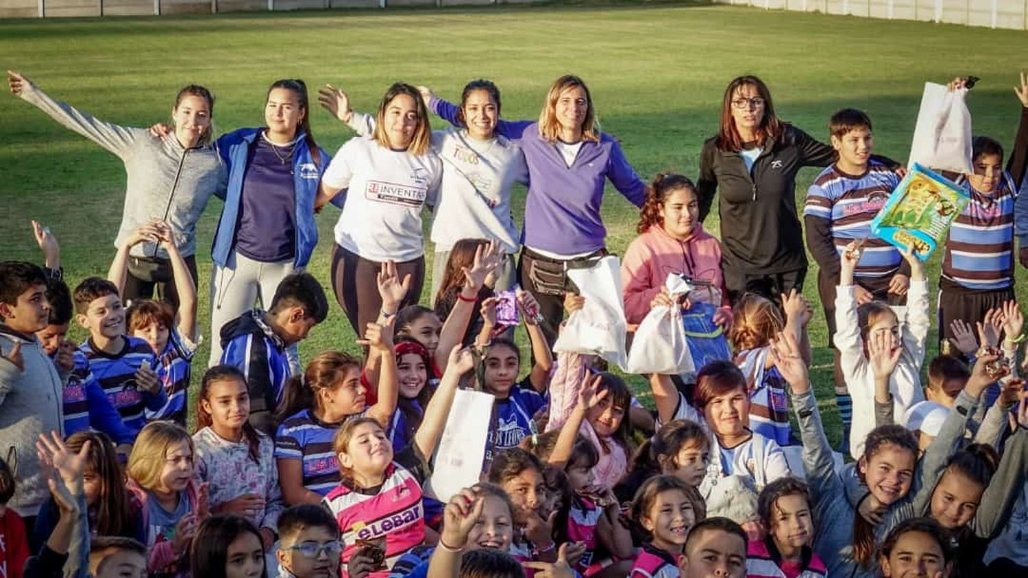 Los chicos disfrutaron de un encuentro de tenis y hockey.